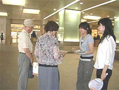 PIレポートの配布の様子