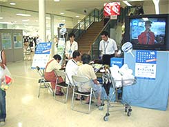 ご意見をご記入いただいている様子