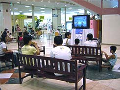 ビデオをみる参加者の様子