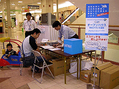 ご意見をご記入いただいている様子