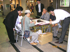 ご意見をご記入いただいている様子