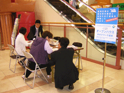 ご意見をご記入いただいている様子