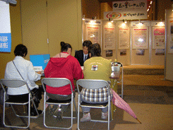 ご意見をご記入いただいている様子