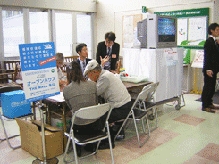 ご意見をご記入いただいている様子