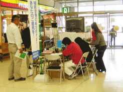 ご意見をご記入いただいている様子