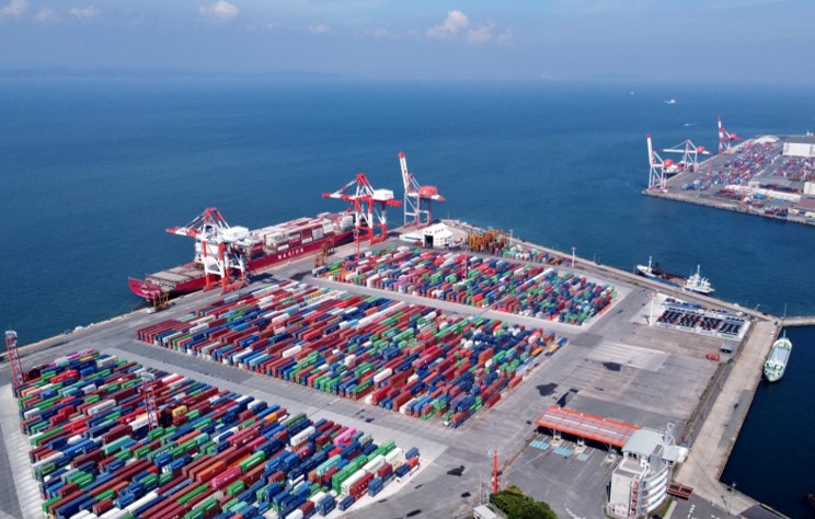 コンテナ船と飛行機